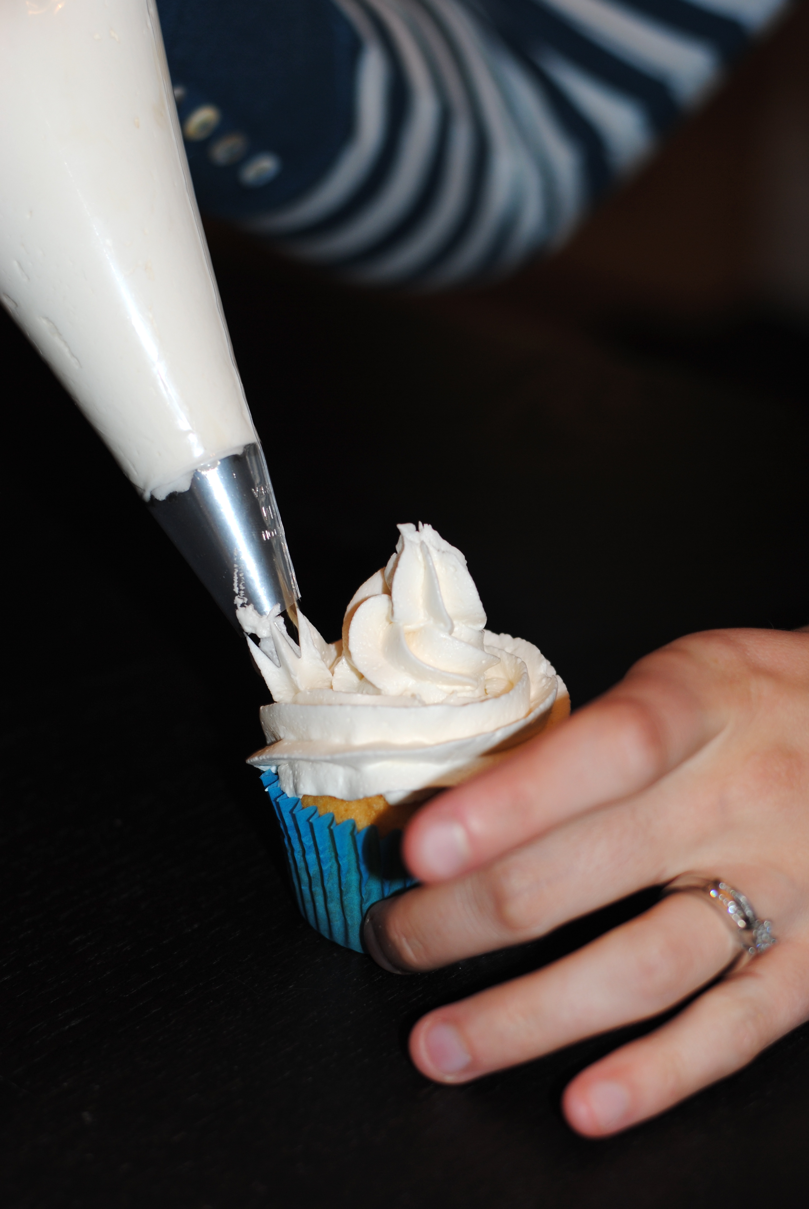Frosting Cupcakes How to Use a Pastry Bag Craft Buds