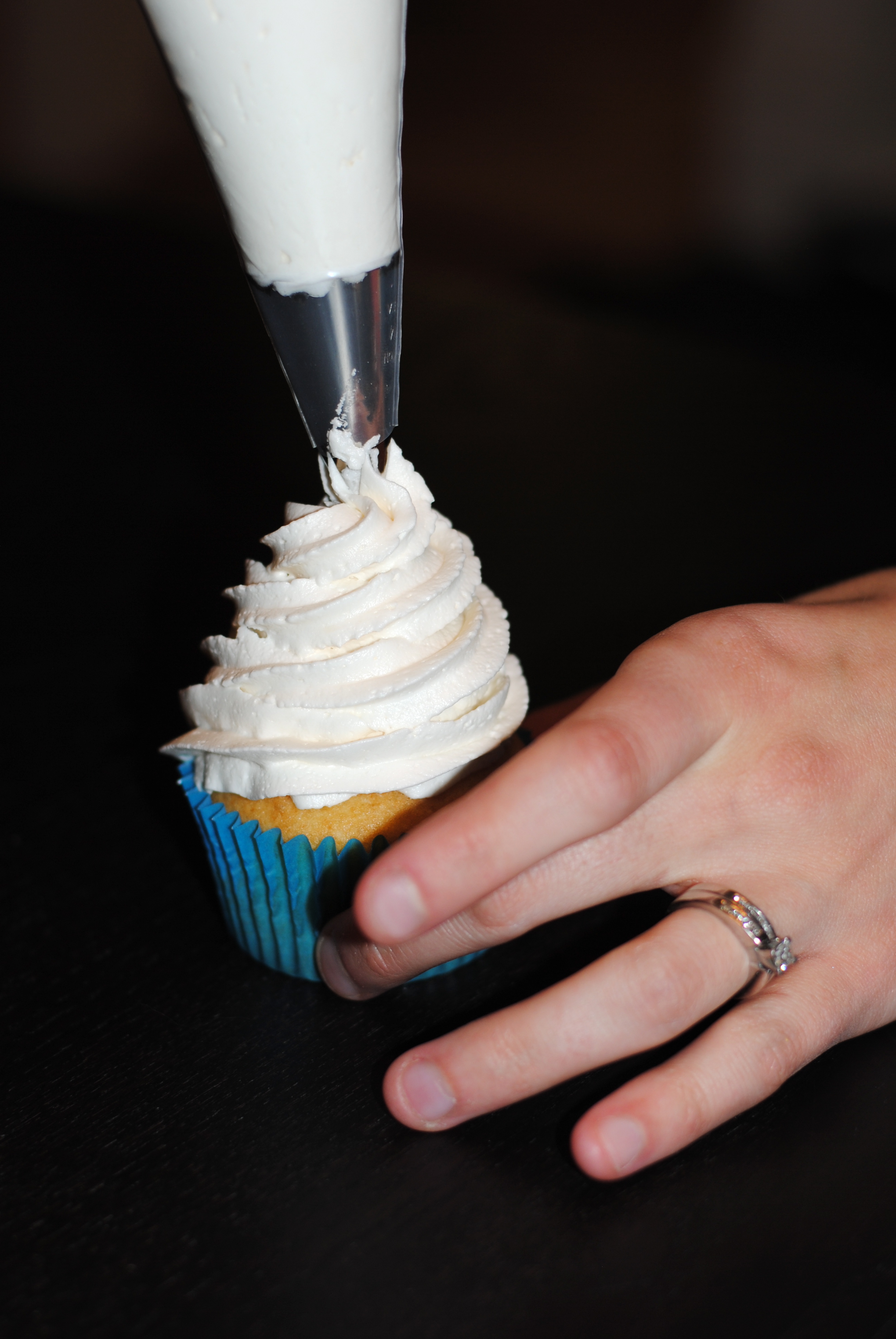 Frosting Cupcakes How To Use A Pastry Bag Craft Buds